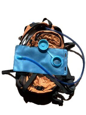 QUEST ORANGE HYDRATION BACKPACK W/ WATER BLADDER INCLUDED 🎒💧